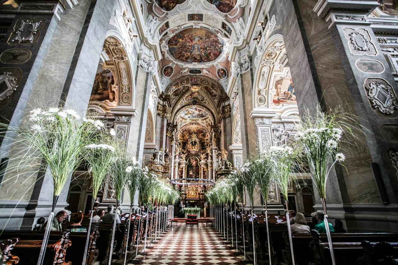 Blumen und Kirche gehören bei einer Hochzeit zusammen. Blumenschmuck aus Klosterneuburg